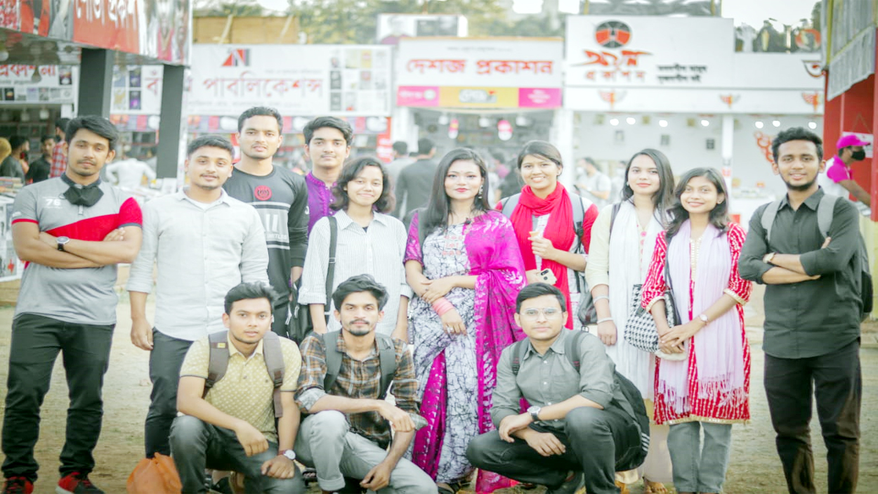 তরুণদের পদচারণায় মুখর বইমেলা