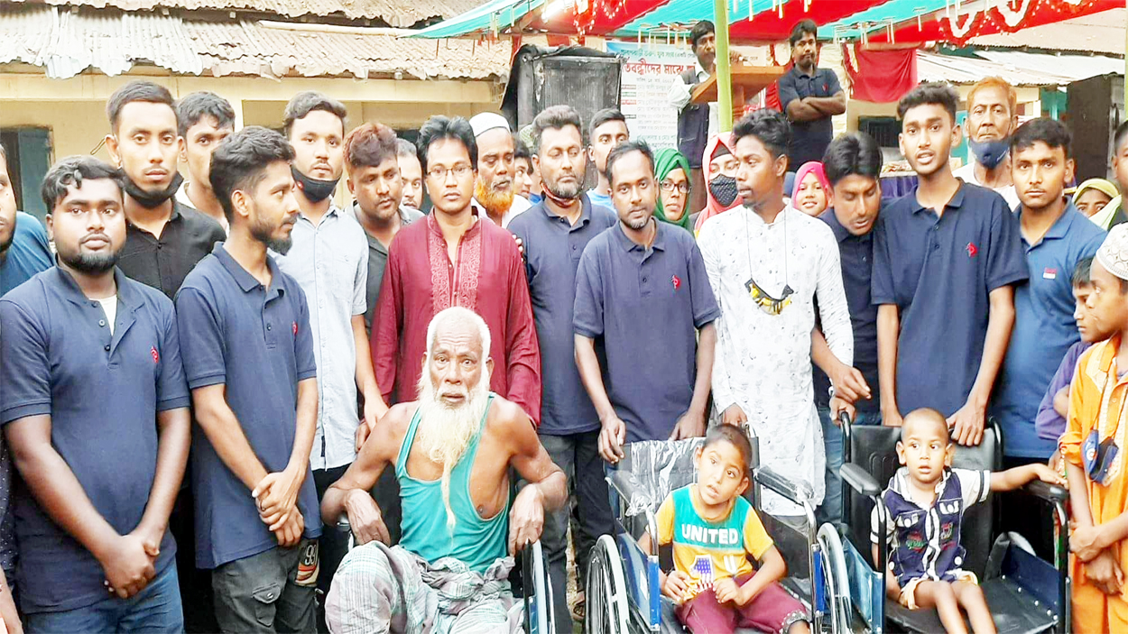 পলাশবাড়ীতে তরুন যুব সংঘের উদ্যোগে প্রতিবন্ধিদের মাঝে হুইল চেয়ার বিতরণ