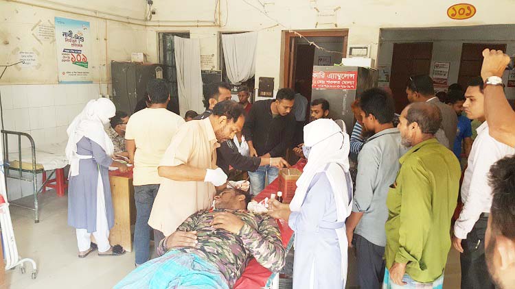নড়াইলে তুচ্ছ ঘটনাকে কেন্দ্র করে দুপক্ষের সংঘর্ষে নারীসহ অন্তত ১৫ জন আহত