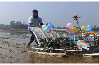 চাঁপাইনবাবগঞ্জের গোমস্তাপুরে আধুনিক প্রযুক্তিতে ধান চাষ