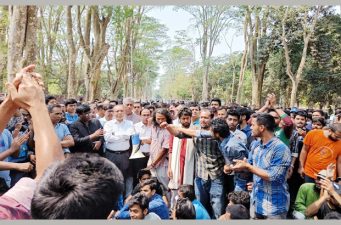 স্থানীয়দের সাথে সংষর্ষের অবরুদ্ধ রাবি উপাচার্য, বিক্ষোভ চলছে