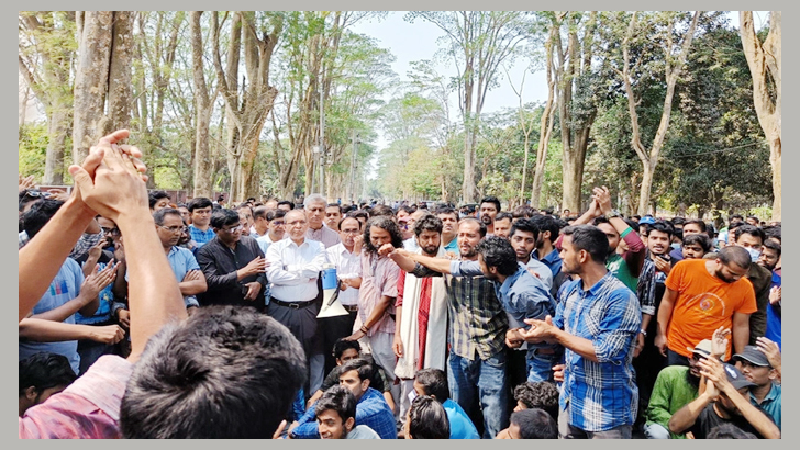 স্থানীয়দের সাথে সংষর্ষের অবরুদ্ধ রাবি উপাচার্য, বিক্ষোভ চলছে