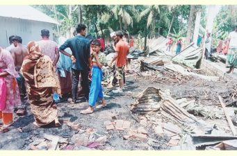 নড়াইলে গ্যাস লাইট বিস্ফোরিত হয়ে অগ্নিকান্ডে ৫টি পরিবারের প্রায় ২০ লক্ষাধিক টাকার ক্ষতি