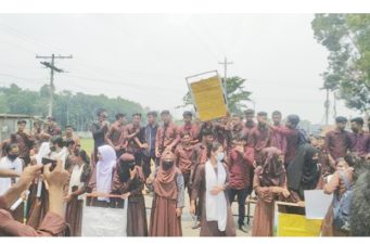 মৌলভীবাজারে শিক্ষার্থীর মৃত্যুর ঘটনায় সহপাঠীদের বিক্ষোভ