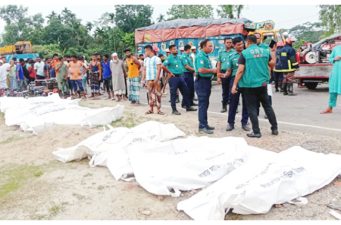 সিলেটের দক্ষিণ সুরমায় ট্রাক-পিকআপ সংঘর্ষে নিহতের সংখ্যা বেড়ে ১৫