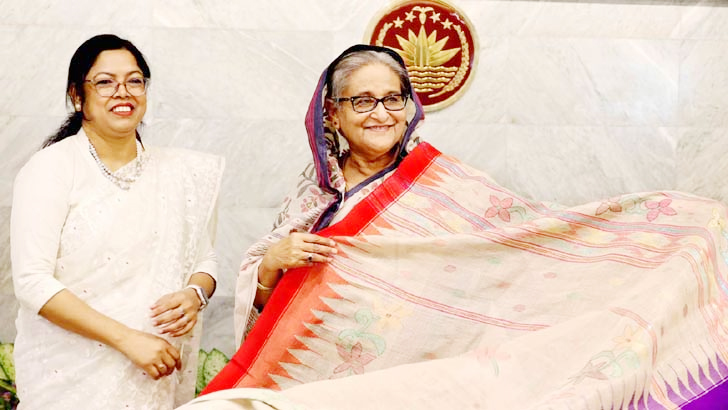 কলাবতী শাড়ি গ্রহণ করলেন প্রধানমন্ত্রী শেখ হাসিনা