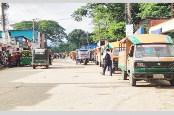 এবার পুরো সিলেটে যান চলাচল বন্ধের ঘোষণা পরিবহন শ্রমিকদের