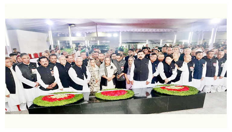 জাতির পিতা বঙ্গবন্ধুর প্রতিকৃতিতে আওয়ামী লীগের কেন্দ্রীয় নেতৃবৃন্দদের সঙ্গে নিয়ে প্রধানমন্ত্রীর শ্রদ্ধা