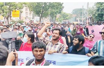 নীলক্ষেতে সাত কলেজের শিক্ষার্থীদের অবরোধ, পুলিশ মোতায়ন