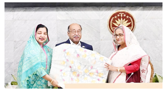 প্রধানমন্ত্রীর কাছে ৩ পণ্যের জিআই সনদ হস্তান্তর