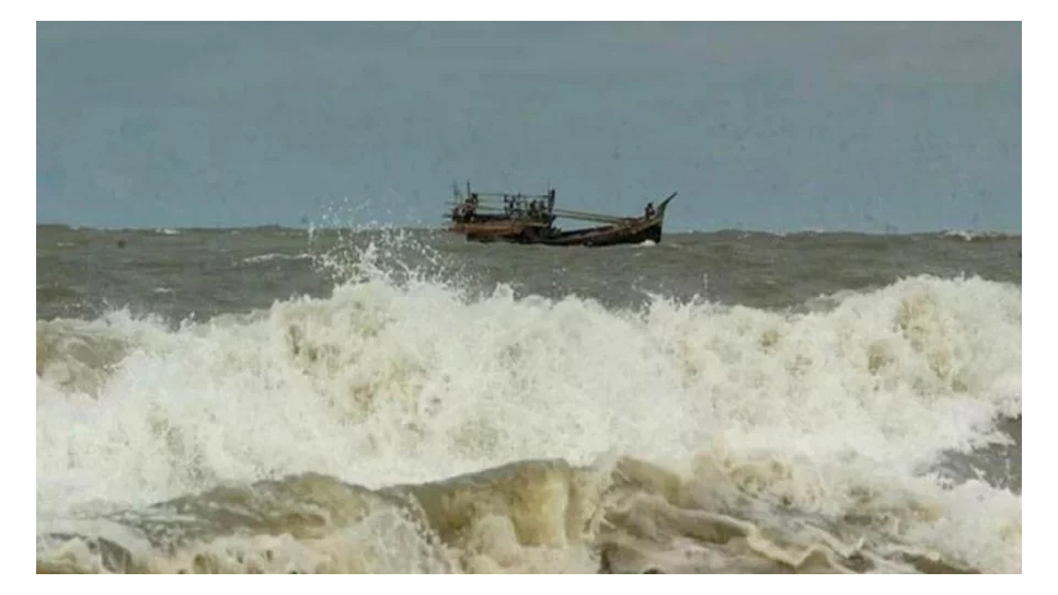 বঙ্গোপসাগরে কার্গো জাহাজডুবি, ভাসছেন ১২ নাবিক