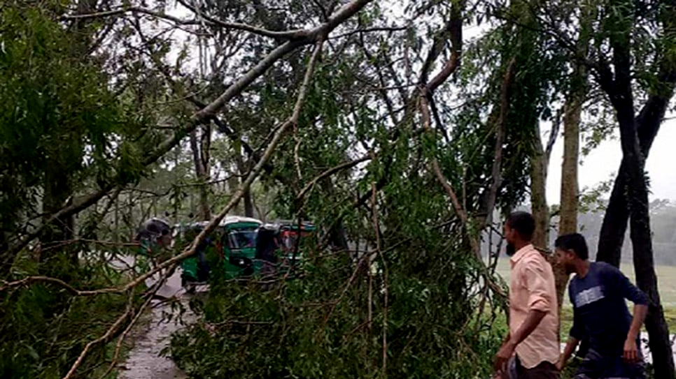 সিলেটের কানাইঘাটে শিলাবৃষ্টি ও কালবৈশাখী ঝড়ে সিলেটে ব্যাপক ক্ষয়-ক্ষতি