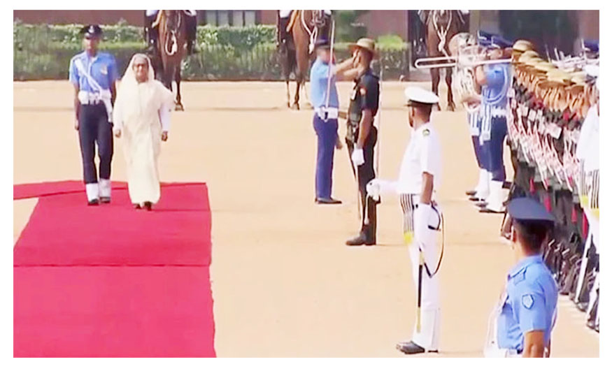 ভারতের রাষ্ট্রপতি ভবনে প্রধানমন্ত্রী শেখ হাসিনাকে গার্ড অব অনার