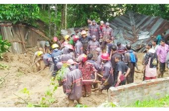 ভারী বর্ষণের সতর্কতা, শঙ্কা পাহাড়ধসের