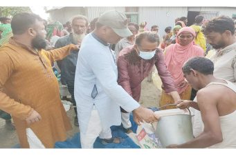 কাজিপুরে চরাঞ্চলের বানভাসিদের পাশে এম পি জয়