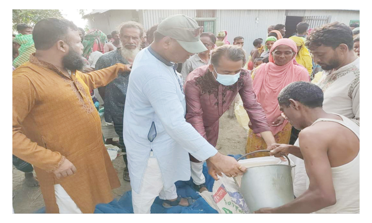 কাজিপুরে চরাঞ্চলের বানভাসিদের পাশে এম পি জয়