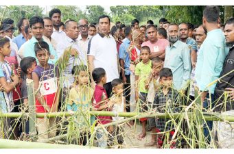 ঠাকুরগাঁওয়ে শ্বশান ঘাটের বন্ধ রাস্তা খুলে দিলেন এমপি সুজন