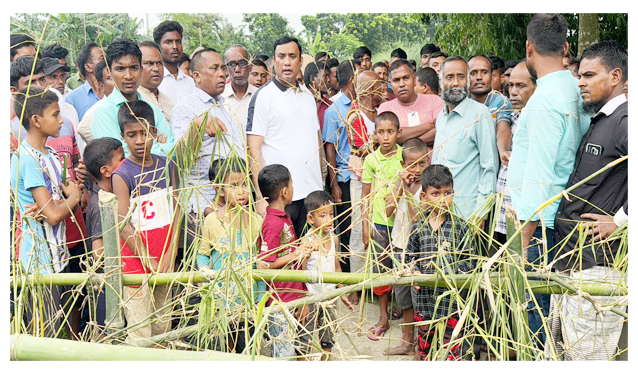 ঠাকুরগাঁওয়ে শ্বশান ঘাটের বন্ধ রাস্তা খুলে দিলেন এমপি সুজন