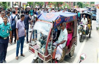 কোটা সংস্কারের দাবিতে সড়ক অবরোধ করলেন রাজশাহী কলেজের শিক্ষার্থীরা