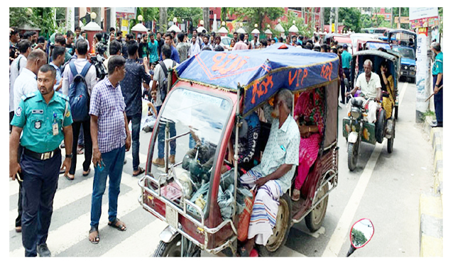 কোটা সংস্কারের দাবিতে সড়ক অবরোধ করলেন রাজশাহী কলেজের শিক্ষার্থীরা