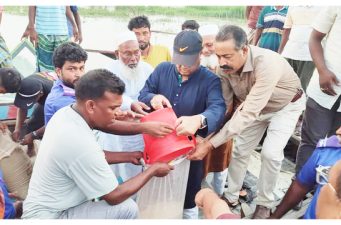 কাজিপুরে বন্যা দুর্গতদের পাশে এম পি জয়