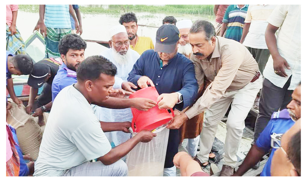 কাজিপুরে বন্যা দুর্গতদের পাশে এম পি জয়