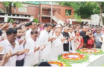 বঙ্গবন্ধুর মাজারে বাগেরহাটের জনপ্রতিনিধিদের পুষ্পস্থাপক অর্পণ