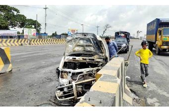 সড়ক বিভাজকে ধাক্কা দিয়েই মাইক্রোবাসে আগুন, দগ্ধ ৫