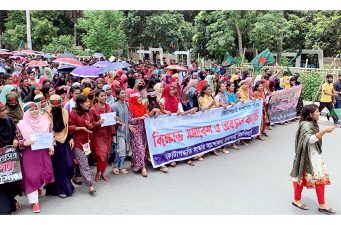 রাবি-রুয়েট শিক্ষার্থীদের ঢাকা-রাজশাহী মহাসড়ক অবরোধ