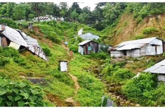 মৃত্যু নিশ্চিত জেনেও পাহাড়ে বসবাস