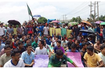 কুমিল্লা বিশ্ববিদ্যালয় শিক্ষার্থীদের মহাসড়ক অবরোধ