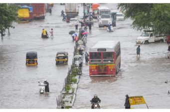 ভারী বর্ষণে ভারতের মুম্বাইয়ে ডুবেছে রাস্তাঘাট, বন্ধ স্কুল-কলেজ