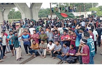 কোটা সংস্কার আন্দোলন ও মিছিল: সড়ক-রেললাইন অবরোধ রাবি শিক্ষার্থীদের