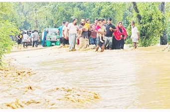 হঠাৎ ভয়ংকর বন্যা,পানিবন্দি হয়ে পড়েছেন লাখ লাখ মানুষ