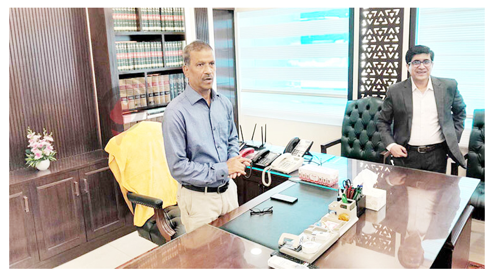 সচিবালয়ে প্রথম দিন অফিস করেছেন আইন, বিচার ও সংসদ বিষয়ক উপদেষ্টা ড. আসিফ নজরুল
