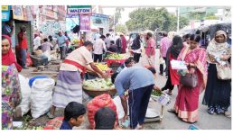 রাজশাহী মহানগরীর ফুটপাত ব্যাবসায়ীদের দখলে, ভোগান্তিতে পথচারীরা