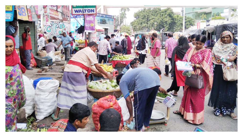 রাজশাহী মহানগরীর ফুটপাত ব্যাবসায়ীদের দখলে, ভোগান্তিতে পথচারীরা