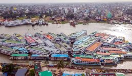 বৈরি আবহাওয়ার জন্য ঢাকা থেকে উপকূলীয় ৬ রুটে নৌযান চলাচল বন্ধ