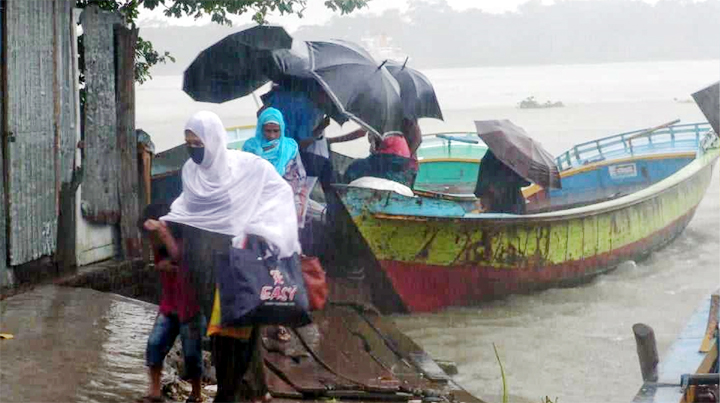 ঘূর্ণিঝড় দানা: ঝালকাঠিতে একমিনিটে লন্ডভন্ড মাদ্রাসা-বসতঘর, গবাদিপশুর মৃত্যু