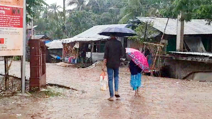 বাগেরহাটে দিনব্যাপী বৃষ্টি, উপকূলজুড়ে আতঙ্ক