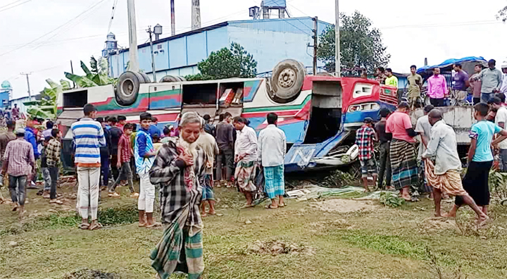 ফুলবাড়ীতে যাত্রীবাহী নৈশ্য কোচ উল্টে নিহত ১। আহত ৭ জন।