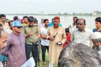 ঝালকাঠিতে অবৈধভাবে সুগন্ধা নদীর তীরের মাটি কাটায় ভেকু মেশিন জব্দ