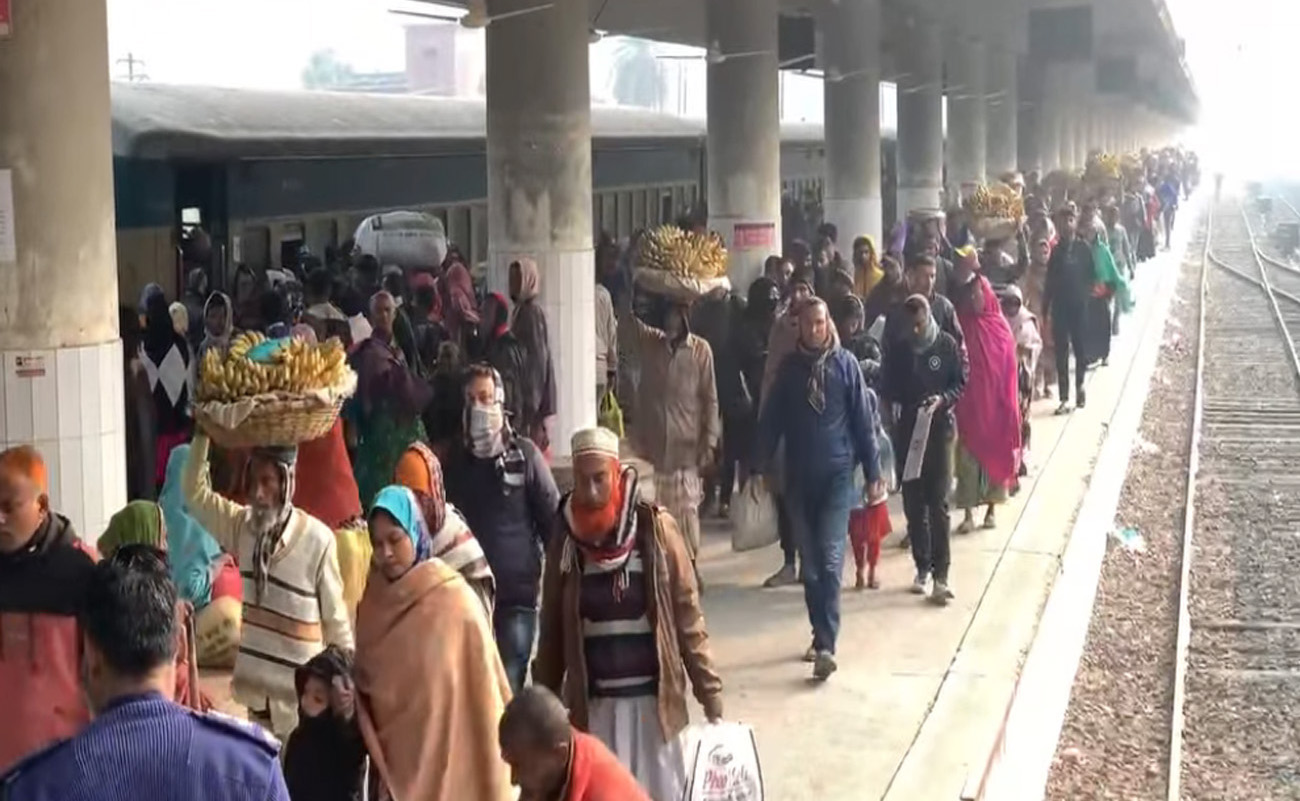 রেলওয়ের রানিং স্টাফদের কর্মবিরতি প্রত্যাহার ৩০ ঘণ্টা পর রাজশাহী থেকে ছুটলো ট্রেন