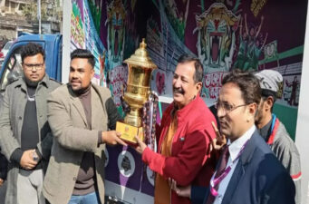 প্রথমবার বিপিএলের ট্রফি প্রদর্শন রাজশাহীতে ক্রিকেটপ্রেমীদের ভিড়