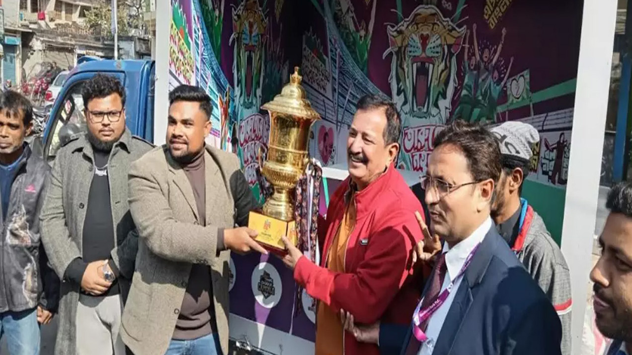 প্রথমবার বিপিএলের ট্রফি প্রদর্শন রাজশাহীতে ক্রিকেটপ্রেমীদের ভিড়
