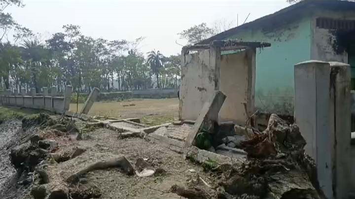 ঝালকাঠিতে ঘূর্নিঝড়ে বরাদ্দের টাকা আত্নসাতের অভিযোগ প্রধান শিক্ষকের বিরুদ্ধে