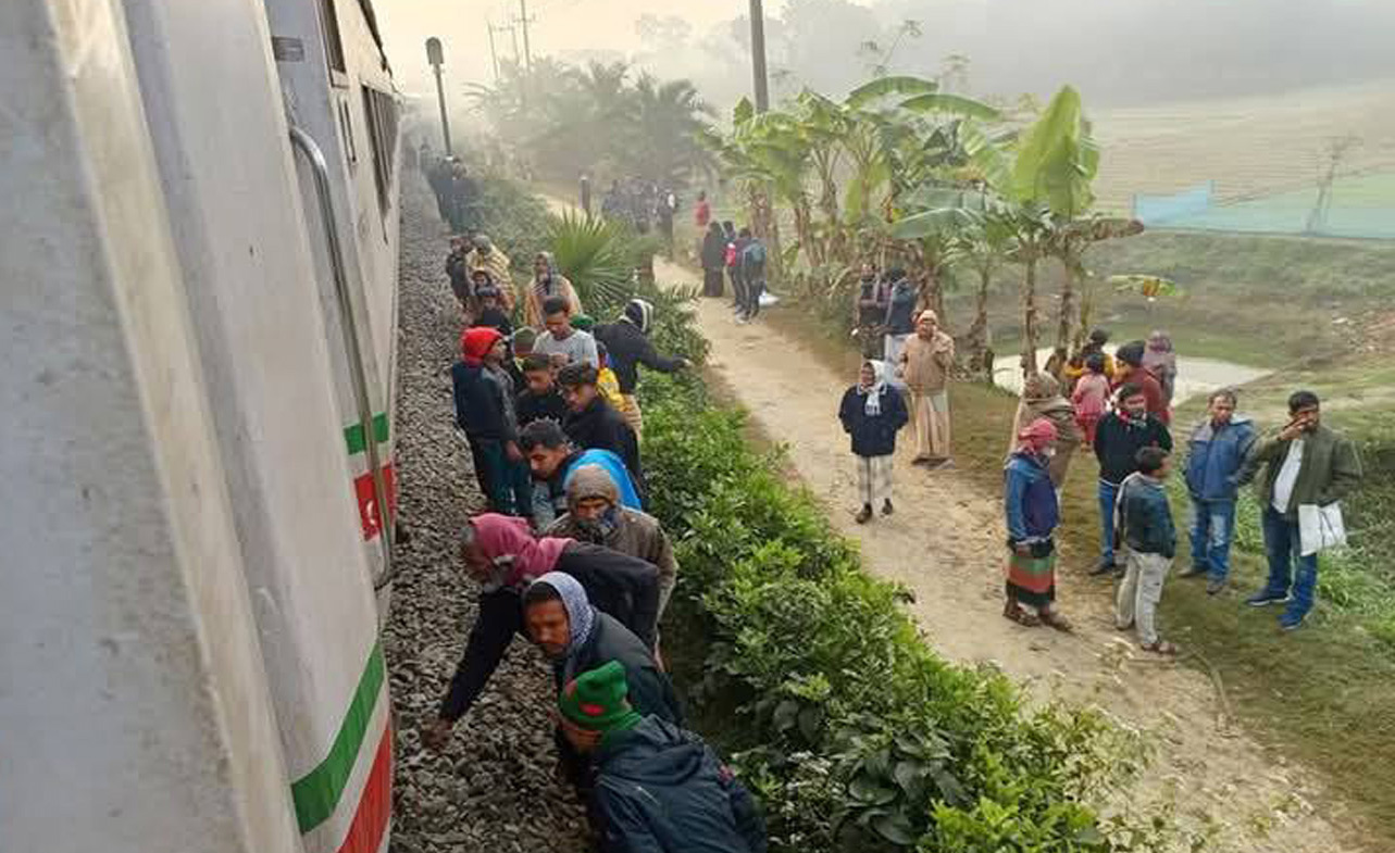 বগি লাইনচ্যুত, রাজশাহীর সঙ্গে সারাদেশের রেল যোগাযোগ বন্ধ