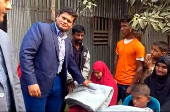 ফুলবাড়ীতে প্রতিবন্ধি ও অটিস্টিক শিক্ষার্থীদের মাঝে শীতবন্ত্র বিতরন
