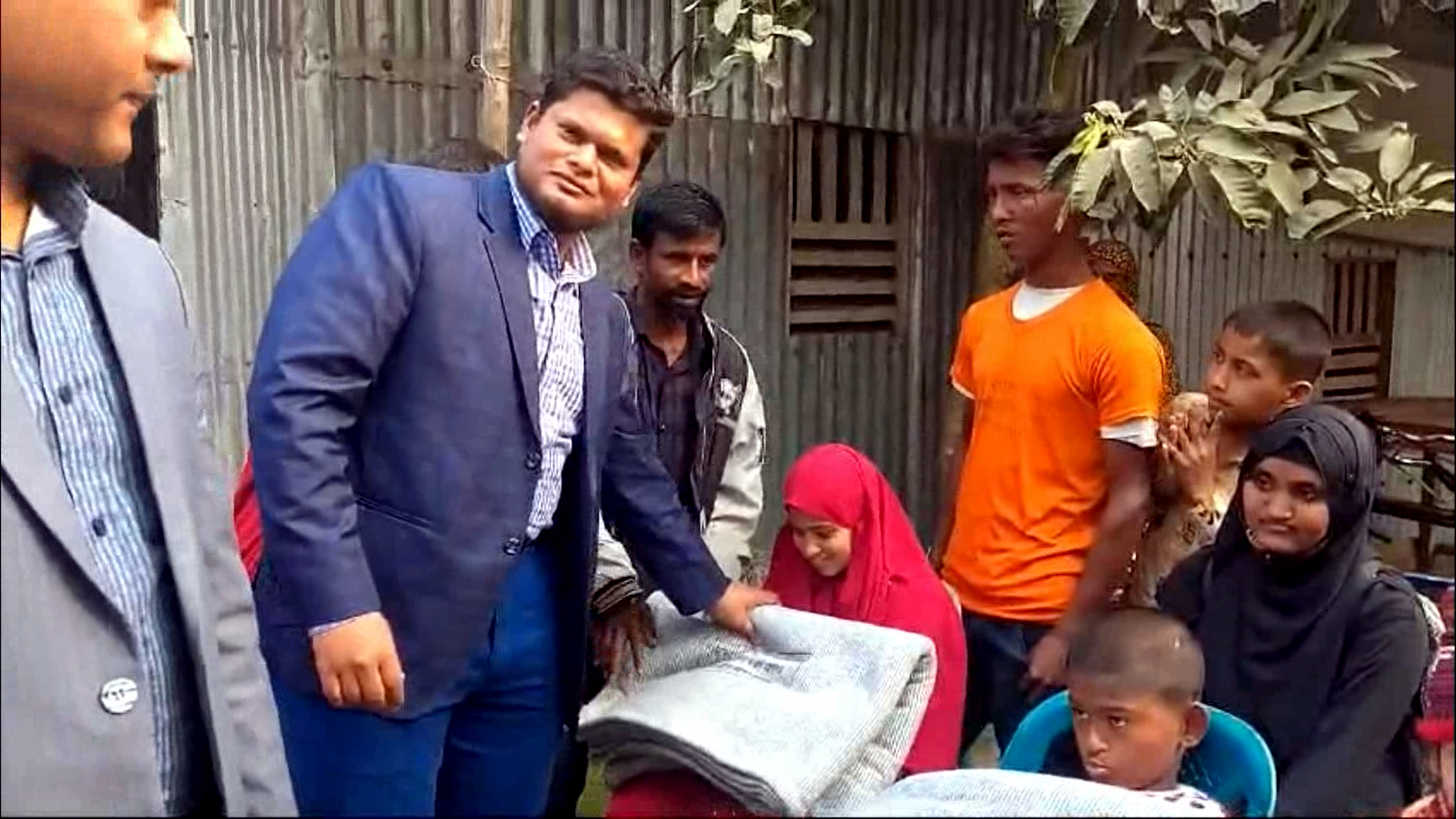 ফুলবাড়ীতে প্রতিবন্ধি ও অটিস্টিক শিক্ষার্থীদের মাঝে শীতবন্ত্র বিতরন