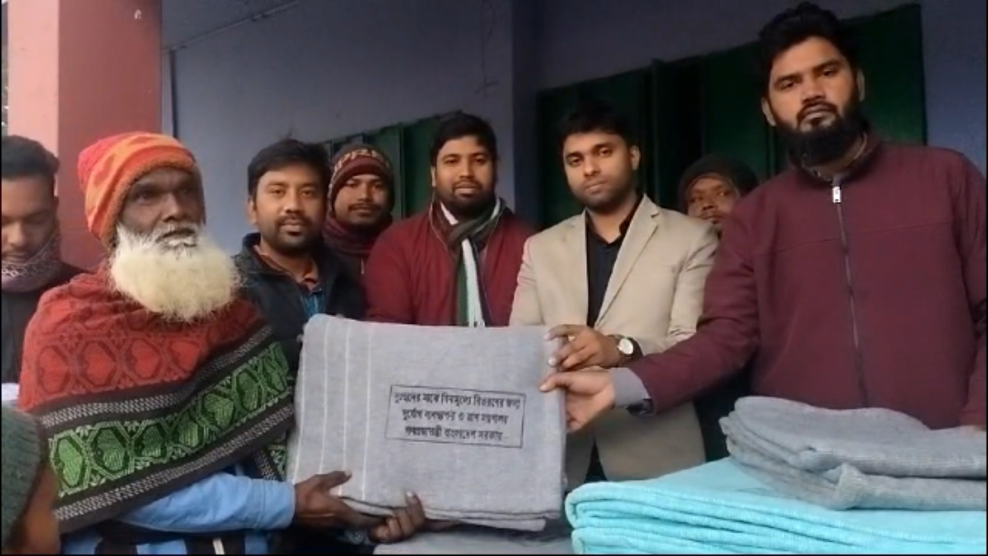 ফুলবাড়ীতে জাতীয় নাগরিক কমিটির শীতবন্ত্র বিতরন